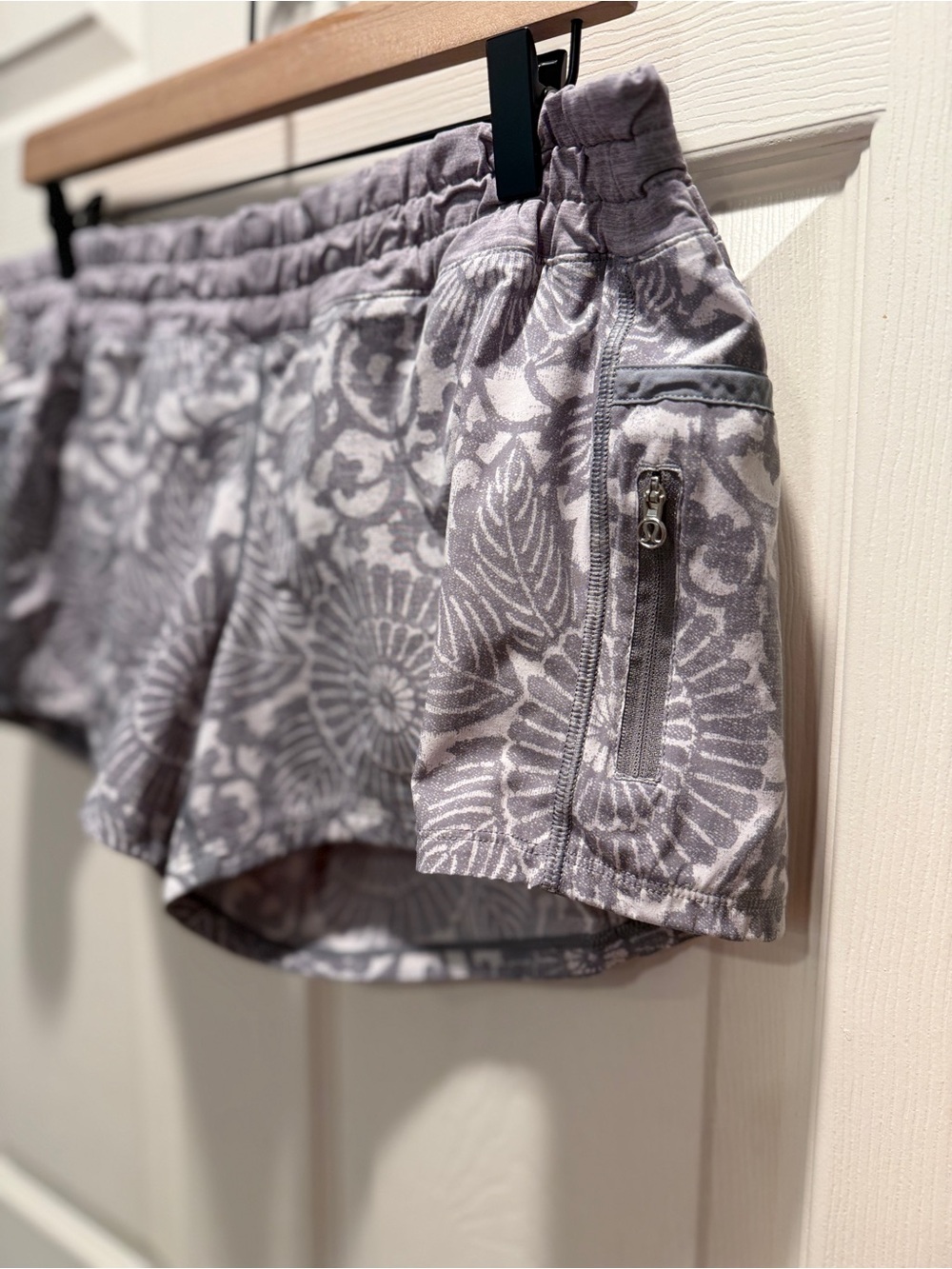Lululemon Tracker Short II Gray Floral Print Lined Running Shorts Size 8 Pocket - Picture 4 of 9